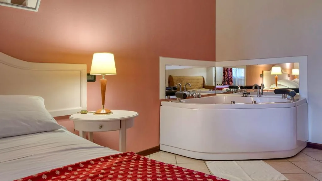 Queen Room with Hot Tub — Primotel Brescia