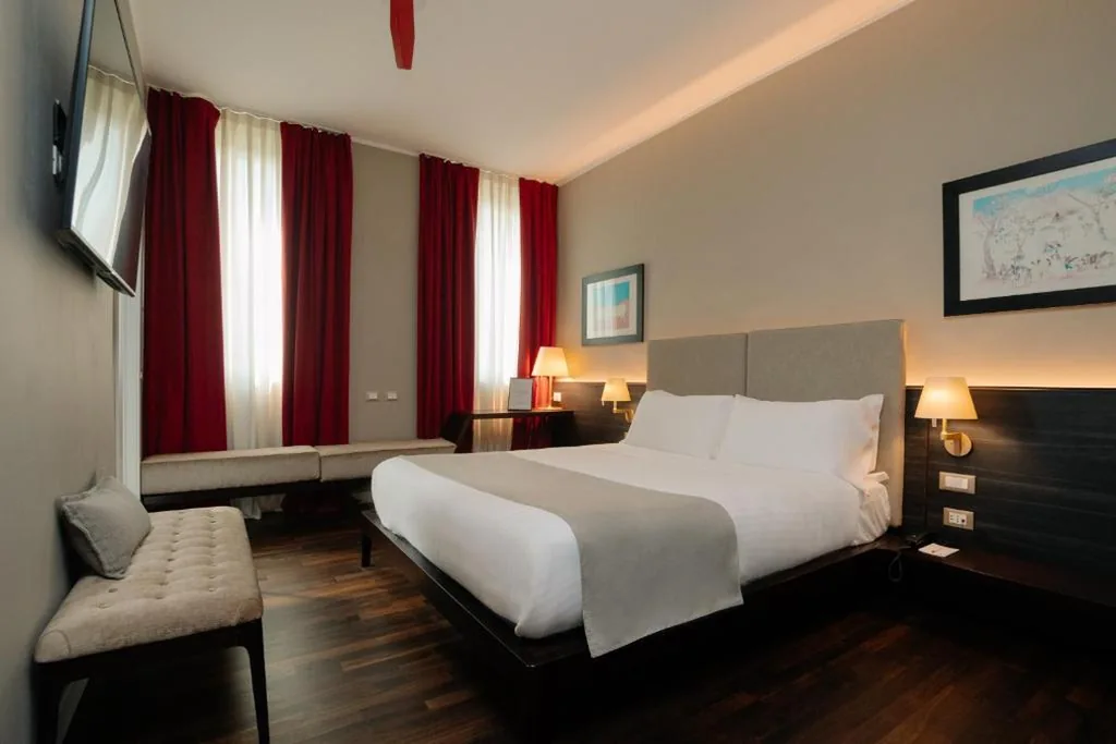 Queen Deluxe Room — 10 KEYS MILANO