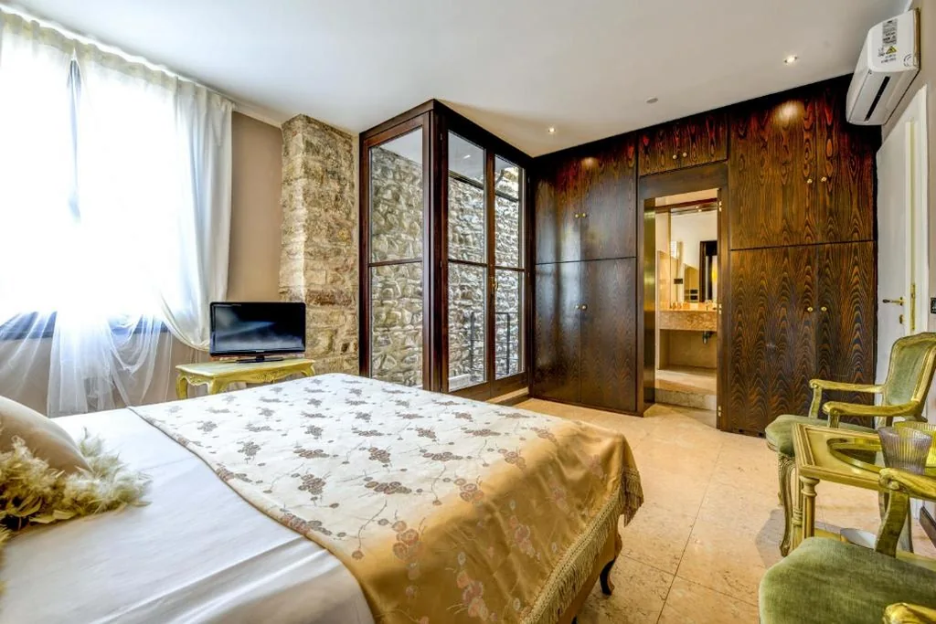 Queen Deluxe Room — Prestige Suite Sirmione