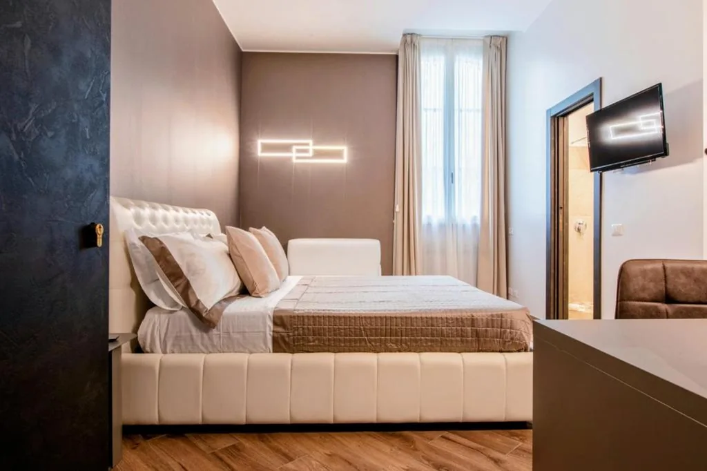 Queen Deluxe Room — The Dream Suites Milano Centro