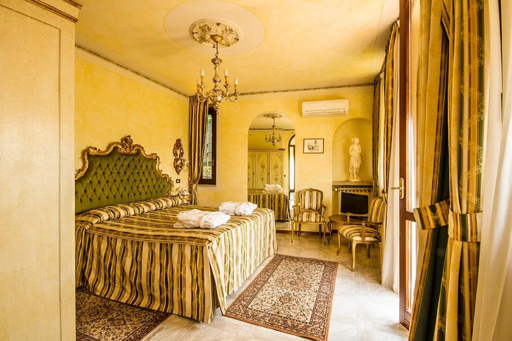 Camera Queen Superior con Balcone e Vista Lago — Park Hotel Ville Montefiori Spa & Centro Benessere