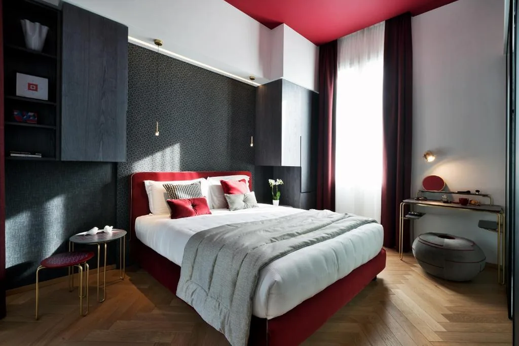 Queen Superior Room — Conti Guest House