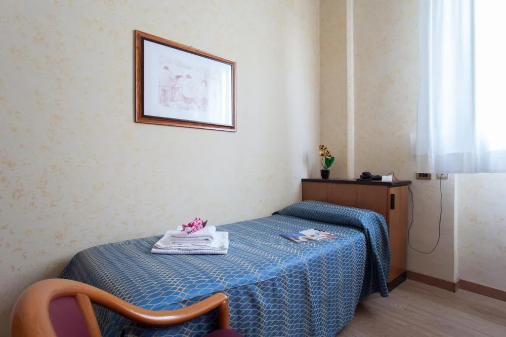 Camera Singola con Angolo Cottura — Residence Lepontina