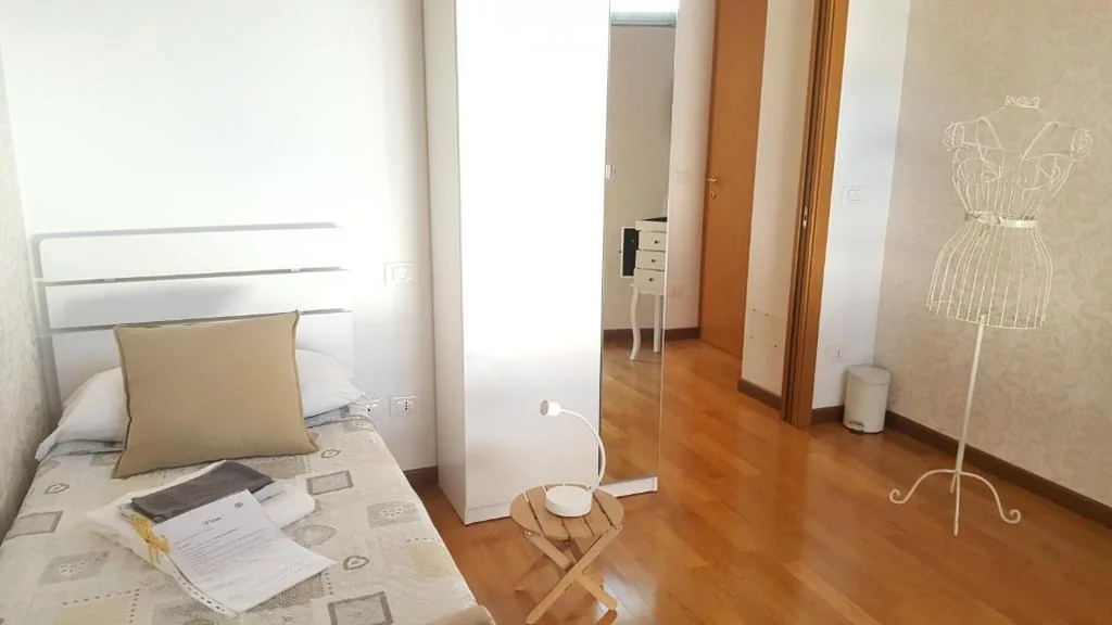 Camera Singola con Bagno in Comune — Donizetti Royal