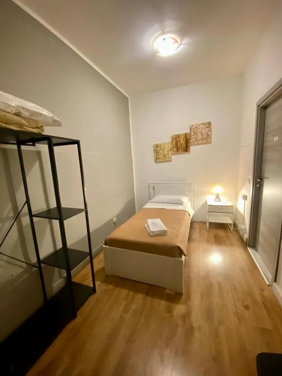 Single Room with Shared External Bathroom — Guest House Pirelli Milano