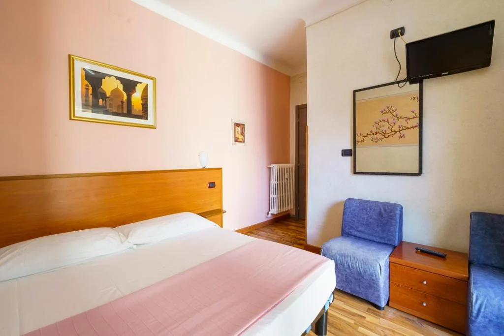 Single Room with Shared Bathroom — Hotel America