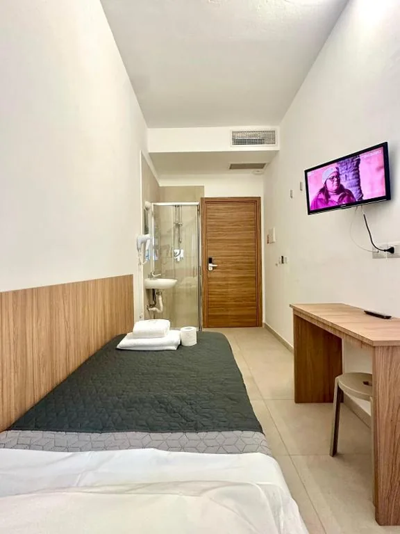 Camera Singola con Bagno in Comune — Hotel Brivio