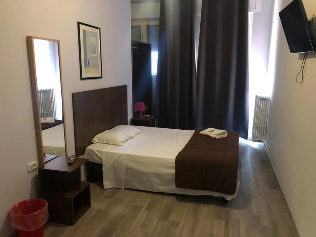 Single Room with Shared Bathroom — Hotel Galla