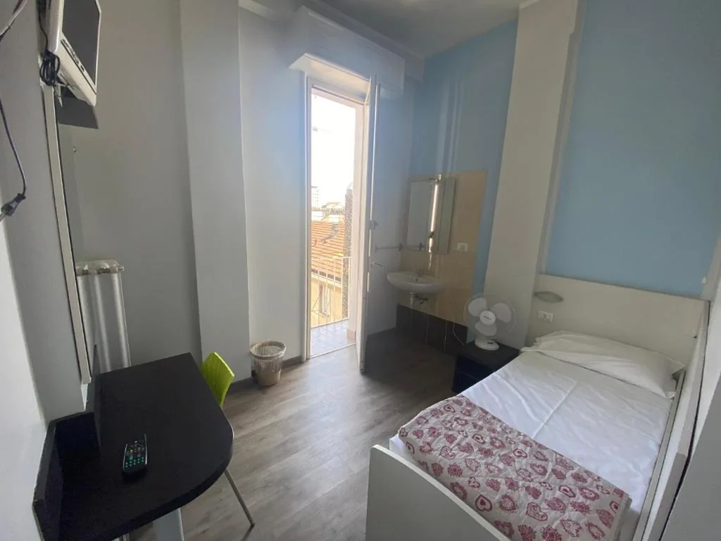 Single Room with Shared Bathroom — Hotel Kennedy