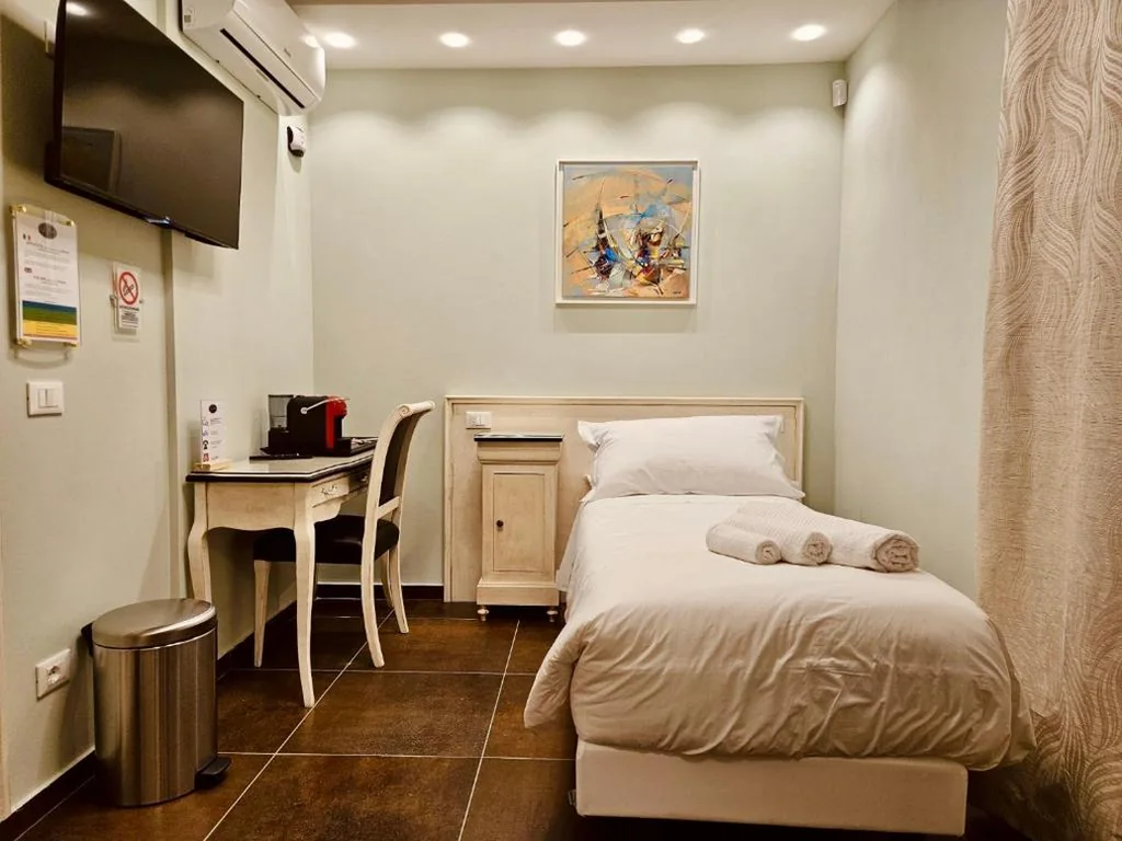 Single Room with Private Bathroom — Ai Poeti