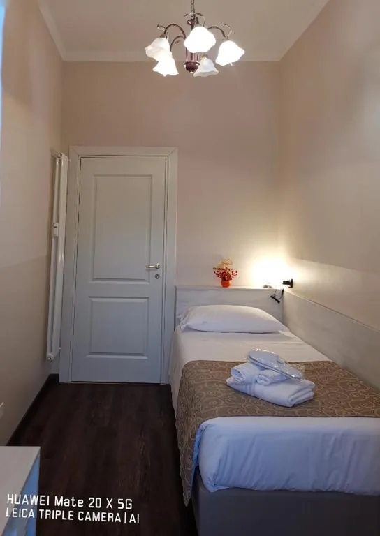 Single Room with External Private Bathroom — Guesthouse Central Station Group – Via Sammartini 15