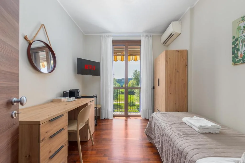 Single Room with External Private Bathroom — Manzoni 3 – Stanze Più Vicine all’Humanitas
