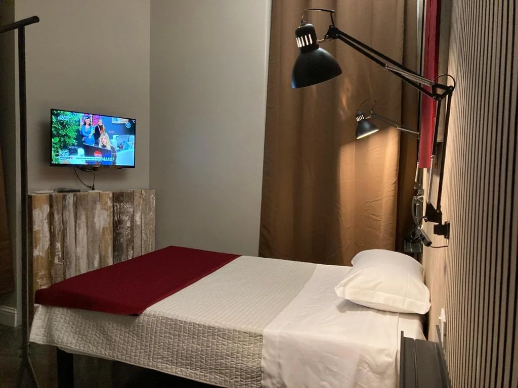 Single Room with Private Bathroom — Hotel Calypso