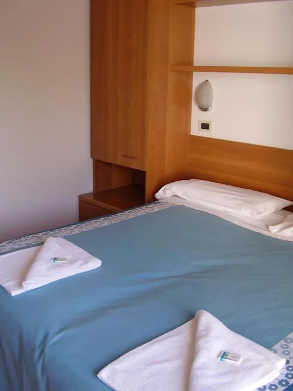 Single Room with Private Bathroom — Hotel La Romantica