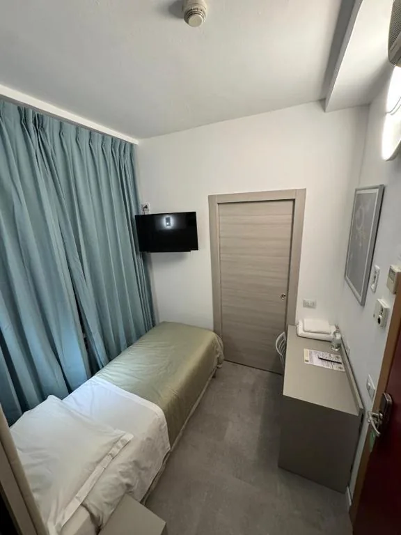 Single Room with Private Bathroom — Hotel Parma