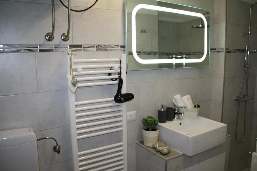 Single Room with Private Bathroom — LE COLONNE MILANO