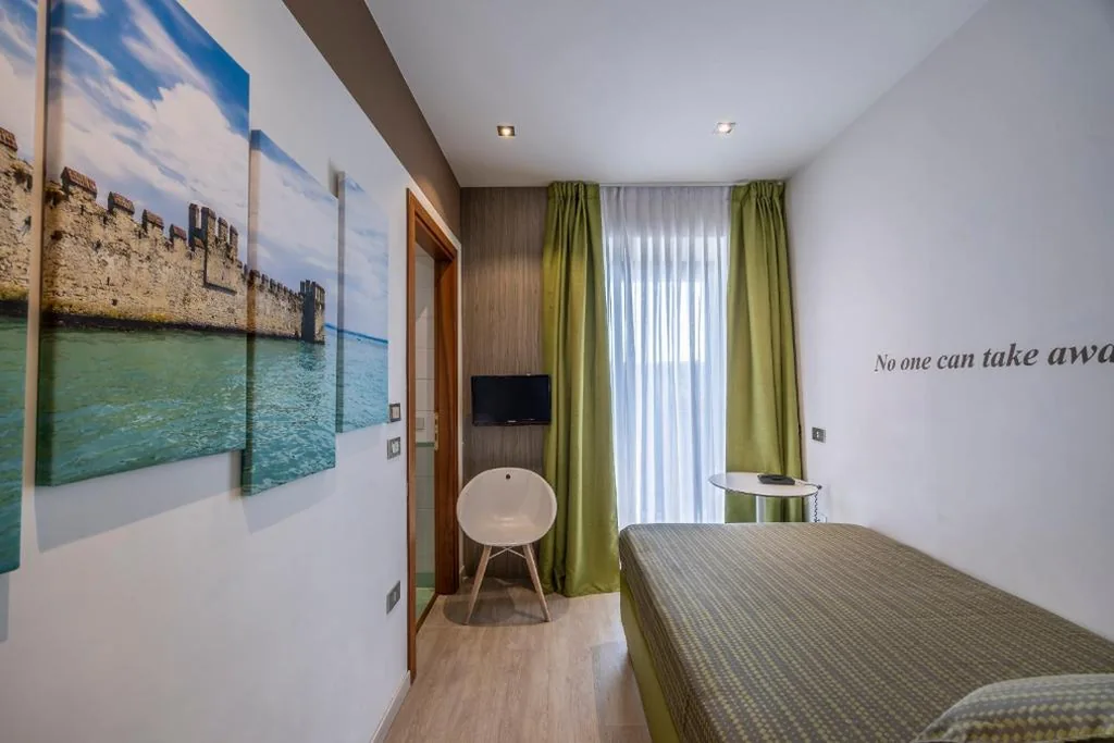 Camera Singola con Balcone - 1° Piano — Hotel Ideal