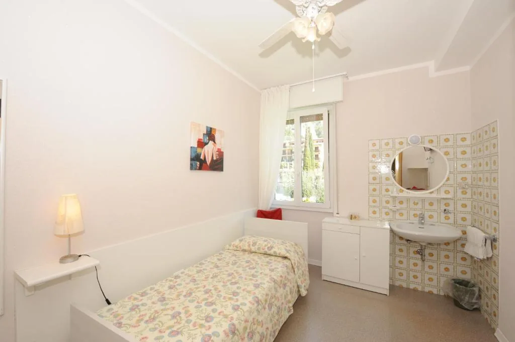 Camera Singola Economy con Bagno Privato Esterno — Hotel Villa Grazia