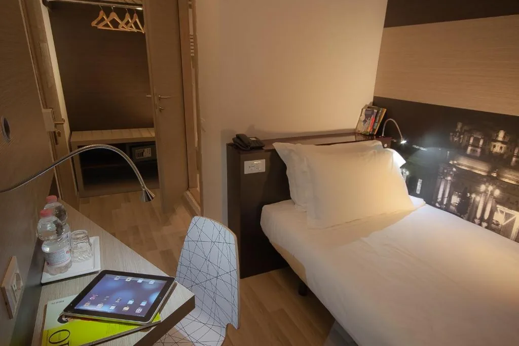 Single Room — Genius Hotel Downtown