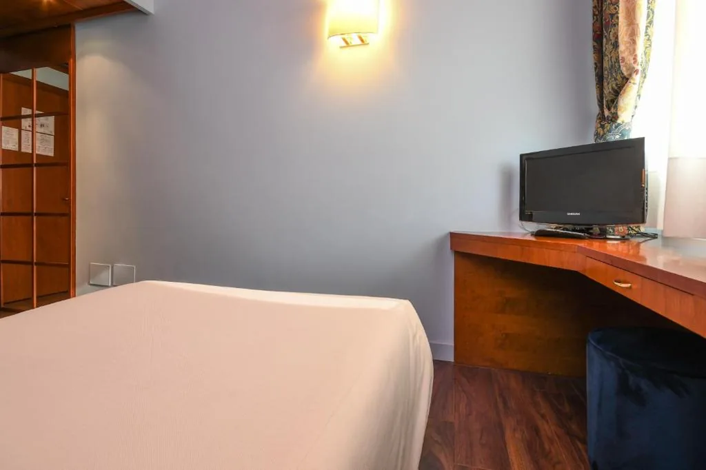 Single Room — Hotel City