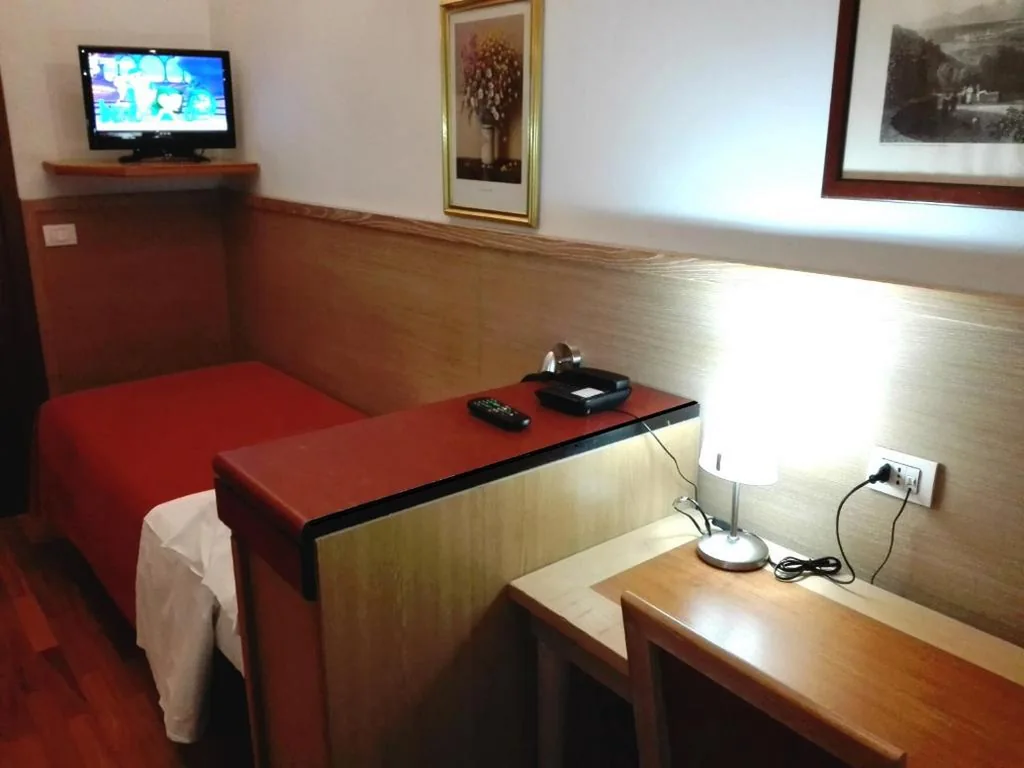Single Room — Hotel Dover