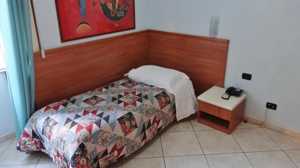 Single Room — Hotel2000