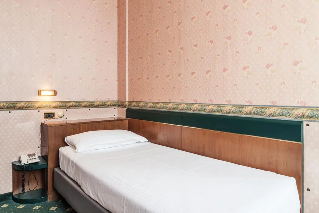 Camera Singola Piccola — Hotel Des Etrangers
