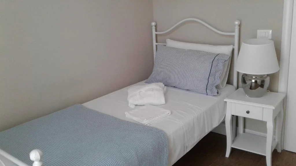 Standard Single Room with Shared Bathroom — Casa Aydée