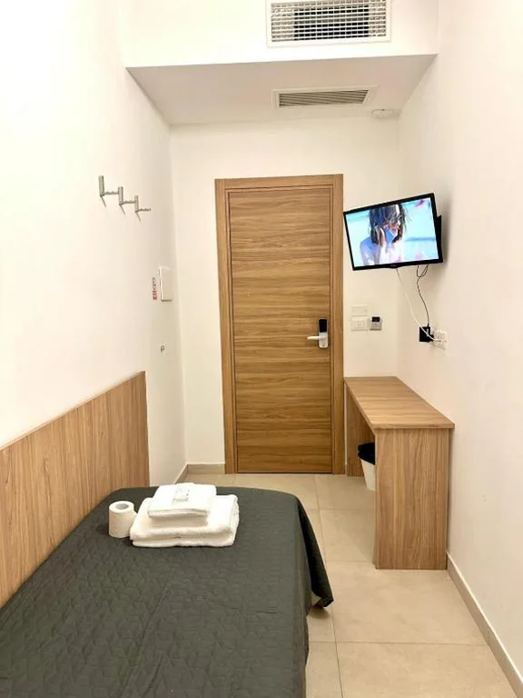 Camera Singola Standard con Bagno in Comune — Hotel Brivio