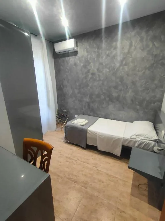 Standard Single Room with Shared Bathroom — Hotel Convertini