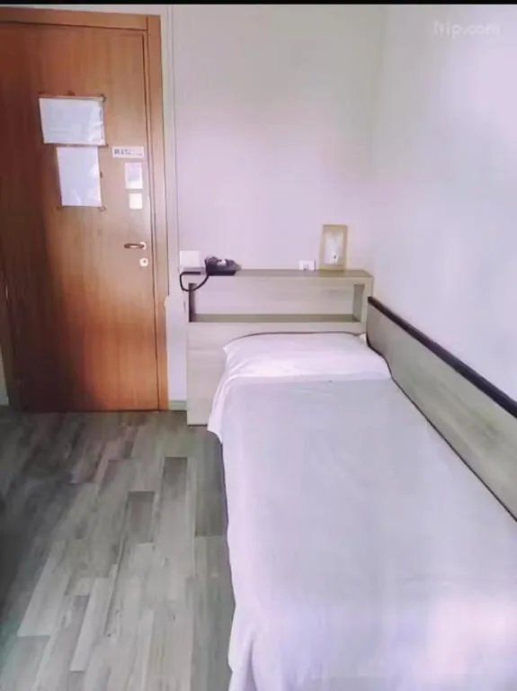 Standard Single Room with Shared Bathroom — Hotel Salus