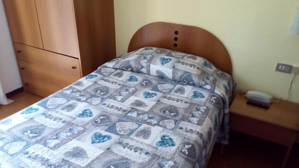 Standard Single Room with Shared Bathroom — Hotel Tirreno