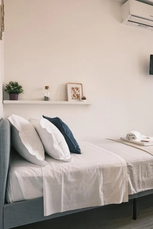 Standard Single Room with Shared Bathroom — Milano 71 Home