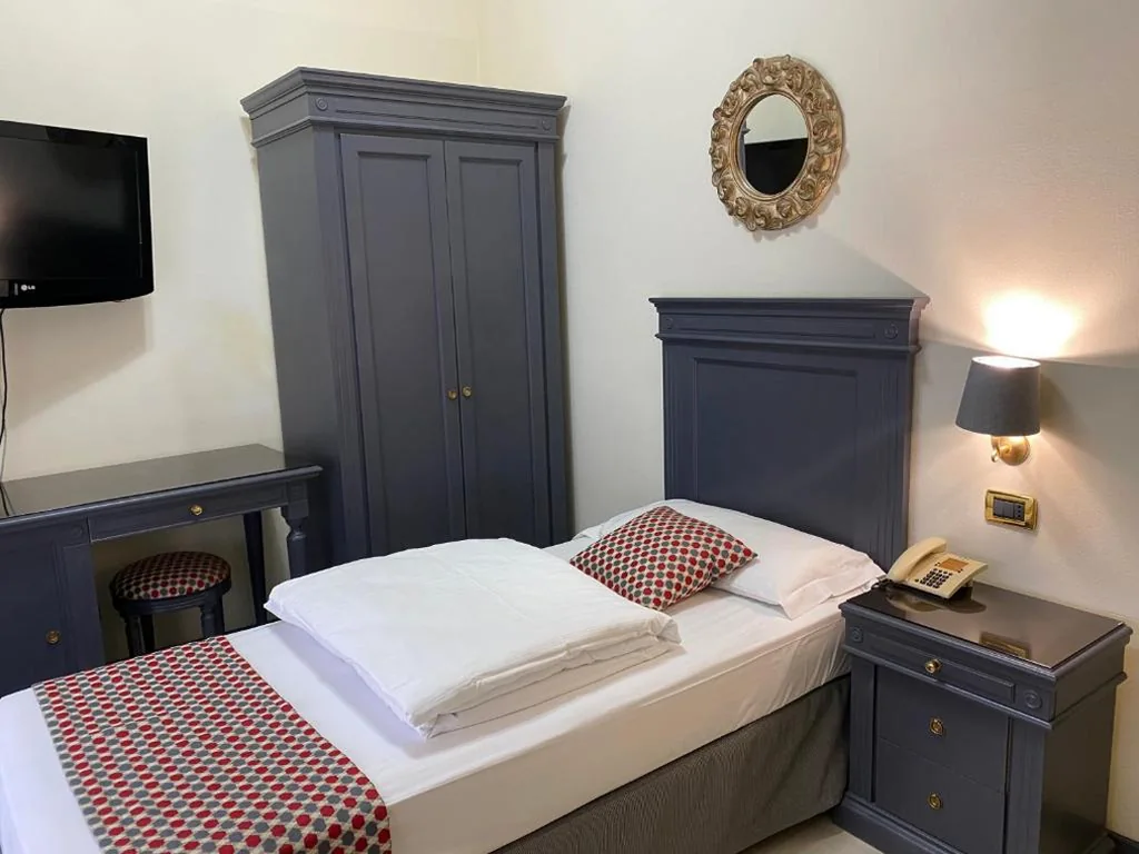 Standard Single Room — Hotel Estée