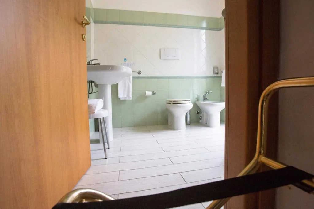 Standard Single Room — Hotel Leonardo