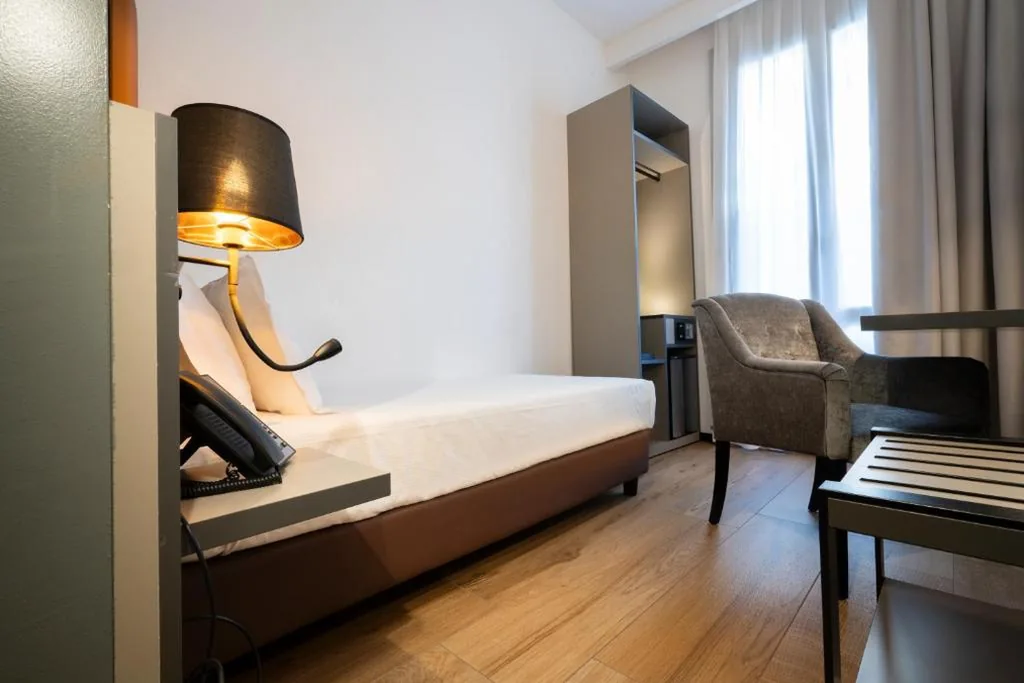 Standard Single Room — London Hotel