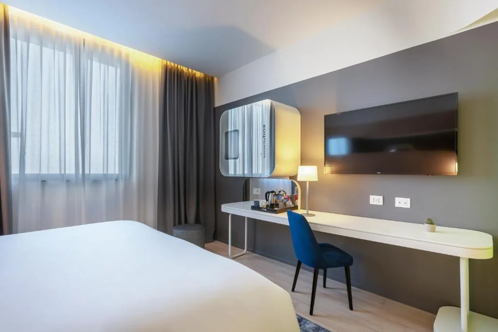 Standard Room with 1 King-Size Bed and 1 Single Bed — voco Milan-Fiere by IHG