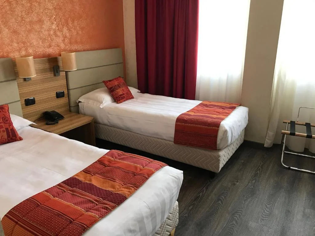 Camera Standard Doppia con Letti Singoli — Bis Hotel Varese