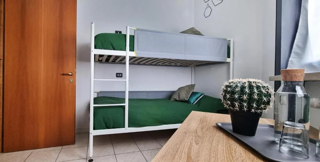 Standard Twin Room with Shared Bathroom — Guesthouse Tree Rooms Industrial