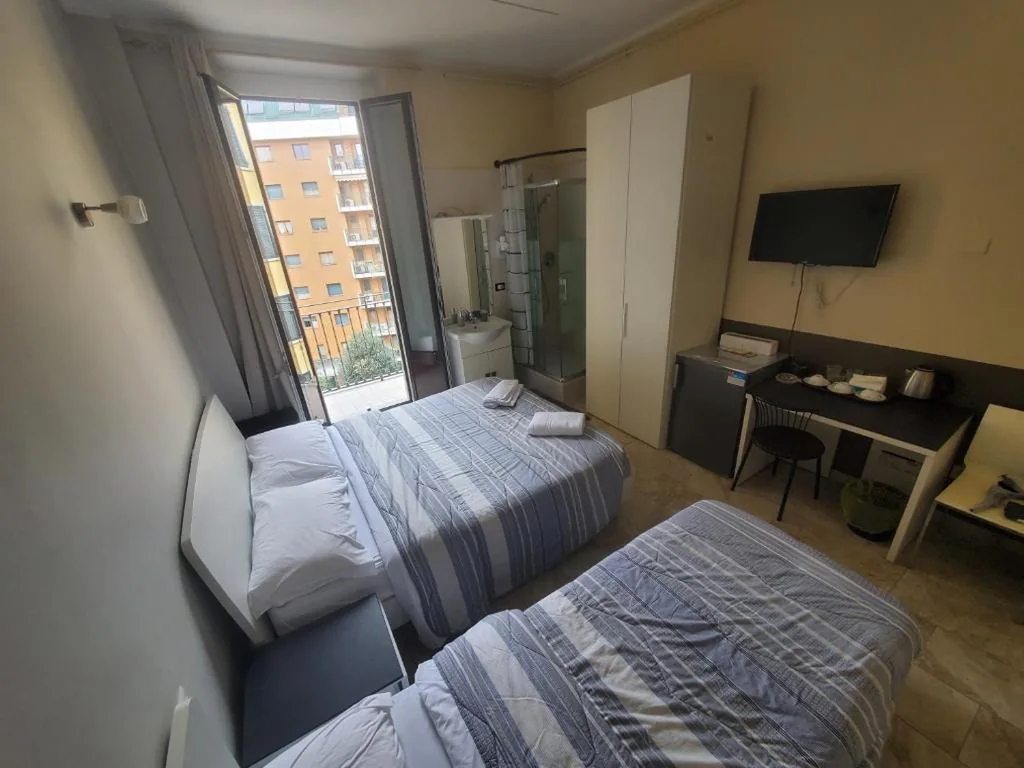 Standard Twin Room with Shared Bathroom — Hotel Emmy