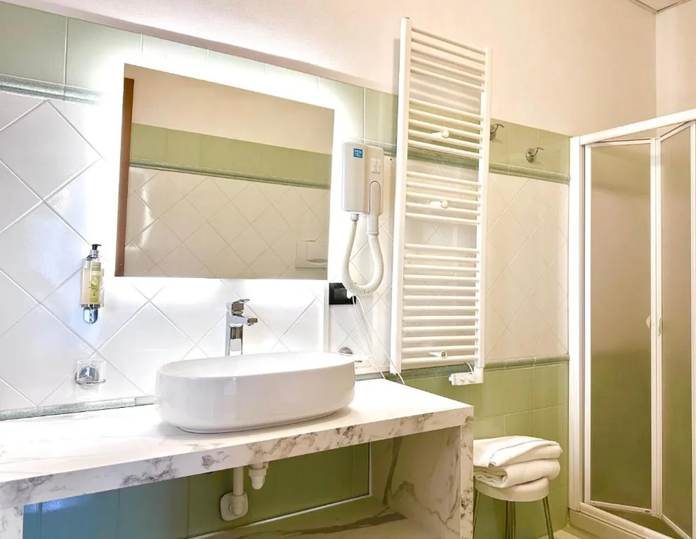 Standard Twin Room — Hotel Leonardo