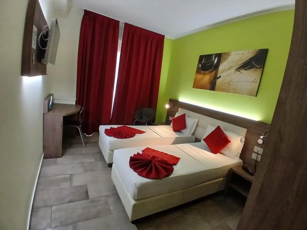 Standard Twin Room — Hotel Stradivari