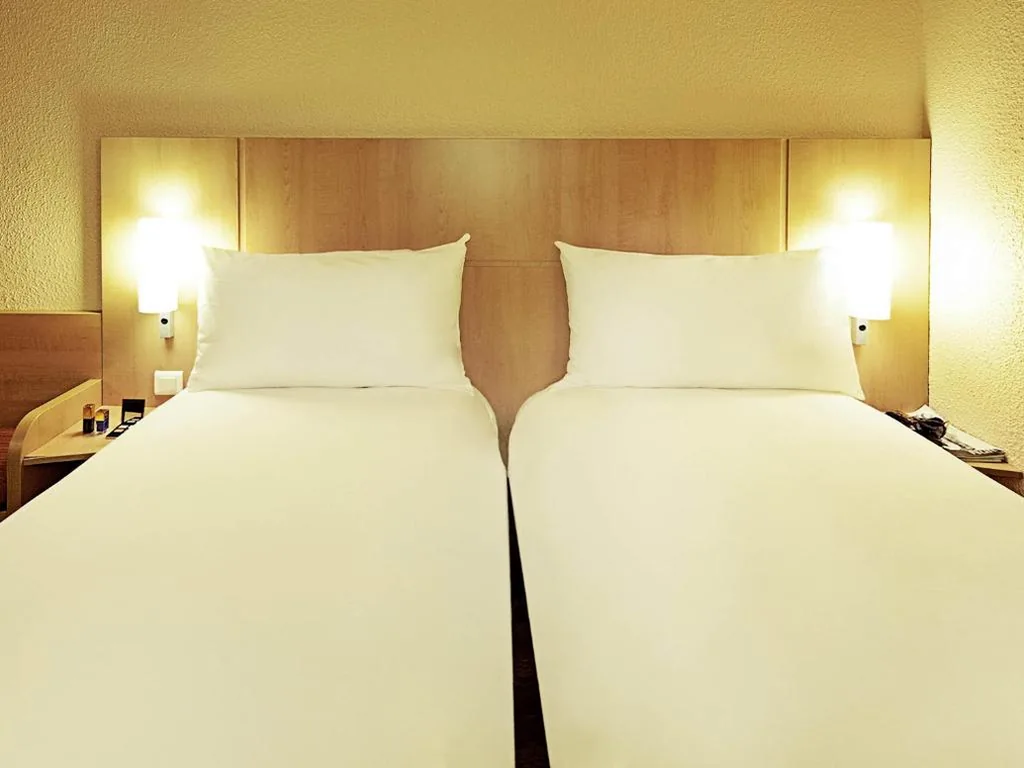 Standard Twin Room — Ibis Milano Centro