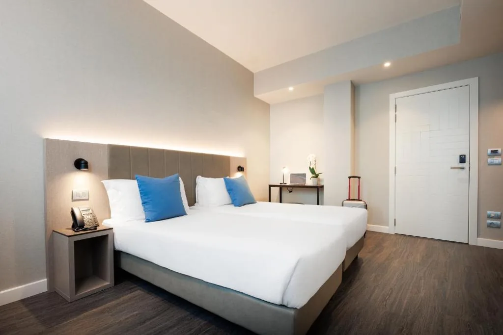 Camera Standard Doppia con Letti Singoli — IH Hotels Milano Centrale