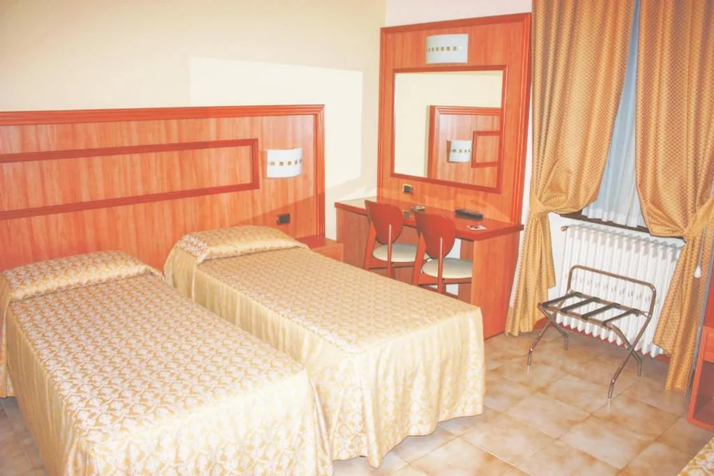 Camera Standard Doppia con Letti Singoli — Piccolo Hotel