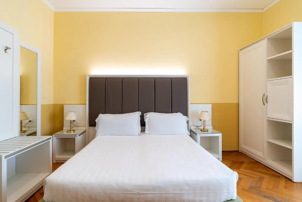 Camera Standard Matrimoniale/Doppia con Letti Singoli — Hotel Maderno by Double Hospitality