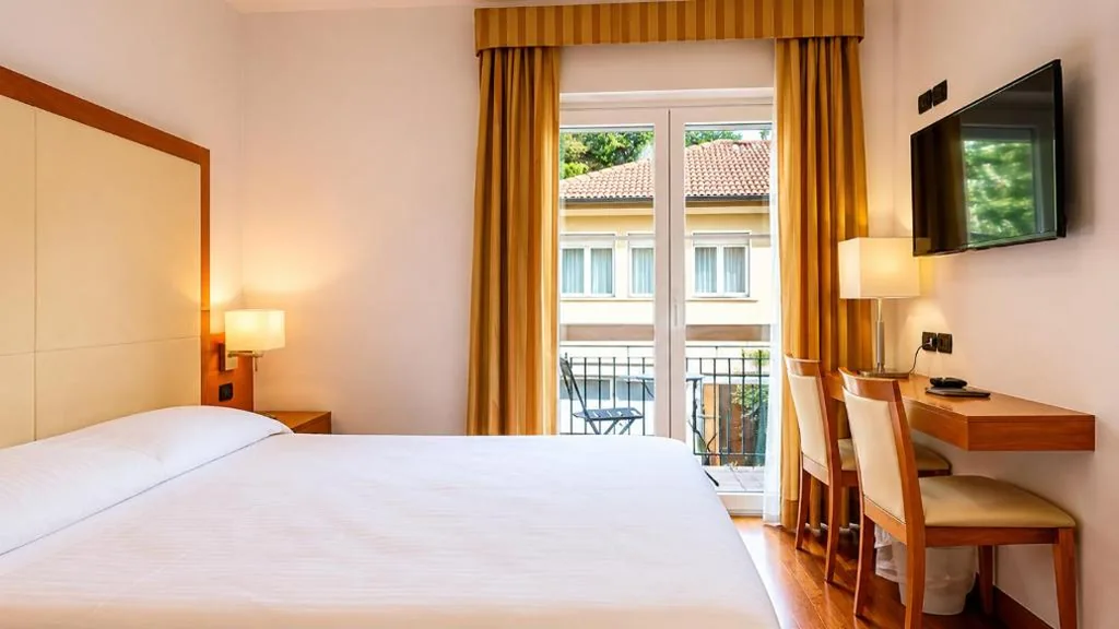 Standard Double/Twin Room with Balcony and City View — Hotel Mavino