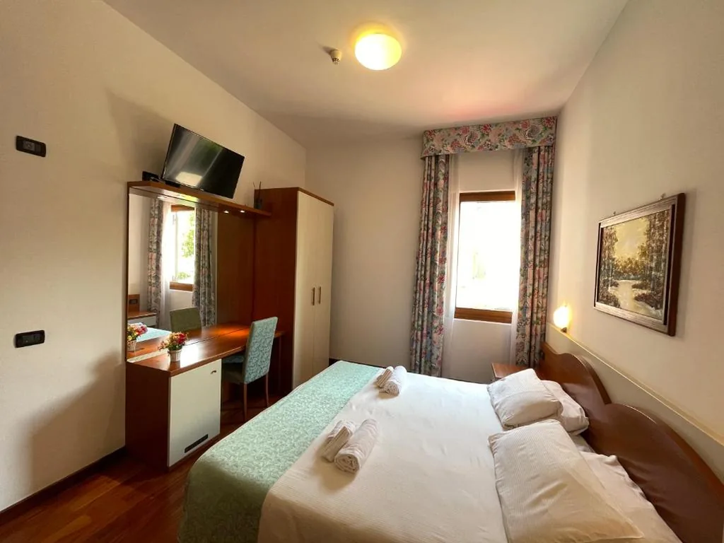 Standard Double/Twin Room with Window — Hotel Meridiana