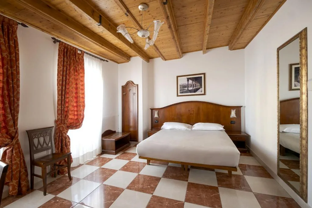 Camera Standard Matrimoniale/Doppia con Letti Singoli — Hotel Ungheria Varese 1946