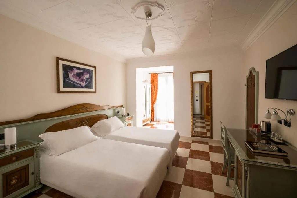 Camera Superior Deluxe Matrimoniale/Doppia con Letti Singoli — Hotel Ungheria Varese 1946